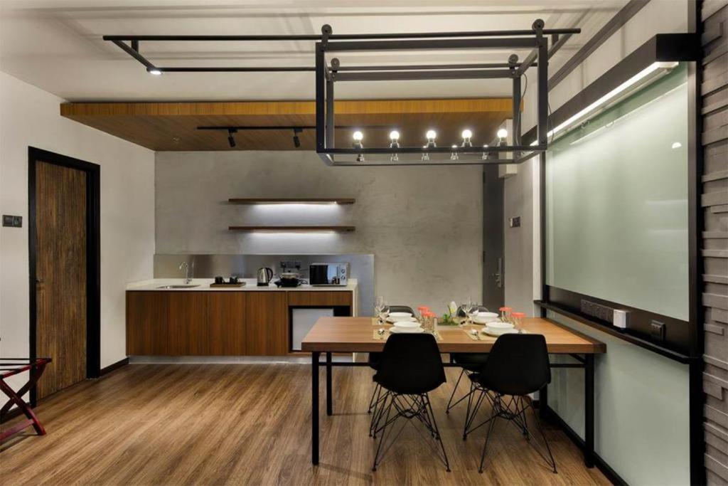 Exclusive Business Suite @ M Summit 191 George Town Exterior photo